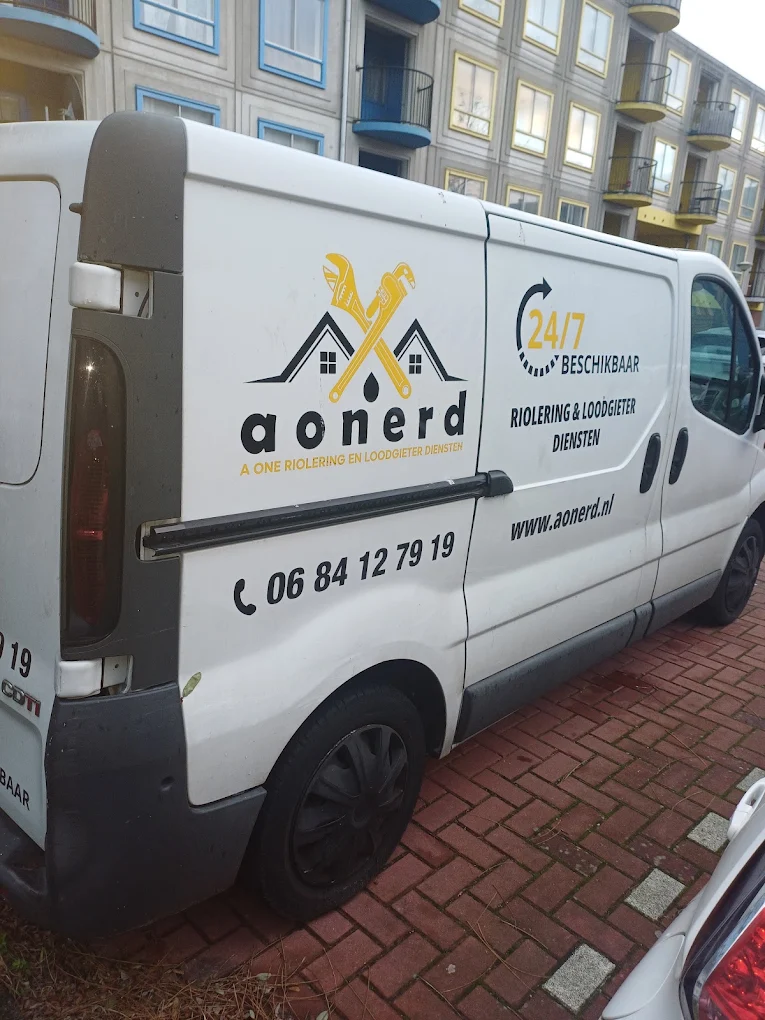 De bus van A-one Riolering Dienst met logo, telefoonnummer en 24/7 beschikbaar